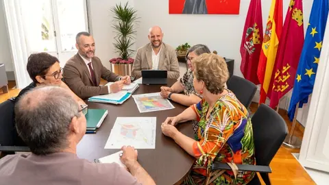 Un momento de la primera reuni&oacute;n entre el consistorio cartagenero y la Comunidad Aut&oacute;noma para elaborar el plan de descontaminaci&oacute;n de El Hond&oacute;n.