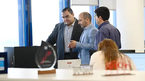 El director del Info, Joaqu&iacute;n G&oacute;mez, visit&oacute; la empresa Libelium. En la imagen junto al socio de la empresa Antonio Jara.
