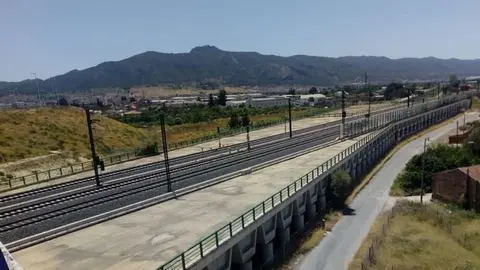 El nuevo proyecto mejorar&aacute; de manera evidente la integraci&oacute;n paisaj&iacute;stica de la obra ferroviaria y la comunicaci&oacute;n entre ambos m&aacute;rgenes del trazado. (Archivo)