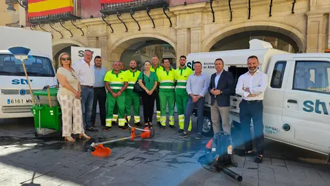 Imagen de grupo con los camiones de STV Gesti&oacute;n de fondo.