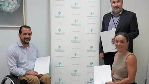 Luis Mesa del Castillo, gerente de Quir&oacute;nsalud Murcia, junto a representantes del UCAM Murcia BSR.