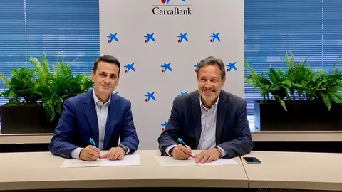 El director de CaixaBank en la  Regi&oacute;n de Murcia, Juan Jes&uacute;s Lozano, y el decano del COIIRM, Marcos Mateos, firman el convenio de colaboraci&oacute;n.