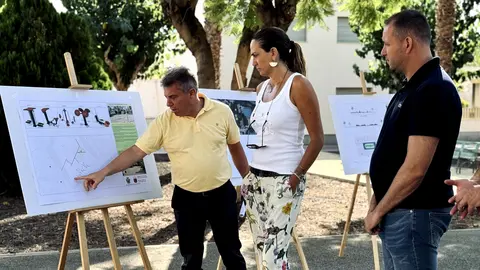 Imagen de la alcaldesa de Archena, Patricia Fern&aacute;ndez, y el concejal de Obras, Fulgencio Garc&iacute;a, junto al ingeniero del proyecto.