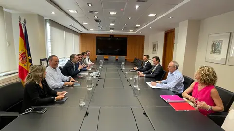 El consejero de Fomento e Infraestructuras, Jorge Garc&iacute;a Montoro, y el presidente de Adif, &Aacute;ngel Contreras, durante la reuni&oacute;n mantenida este lunes.