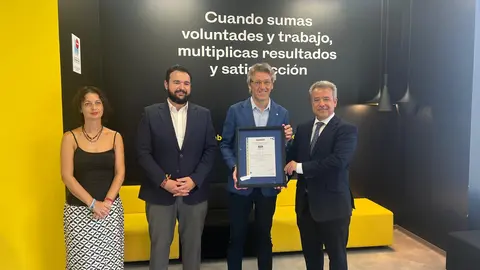 El consejero Luis Alberto Mar&iacute;n recibe el certificado de Accesibilidad de manos del director de la Regi&oacute;n Mediterr&aacute;neo de AENOR, &Aacute;ngel Luis S&aacute;nchez.