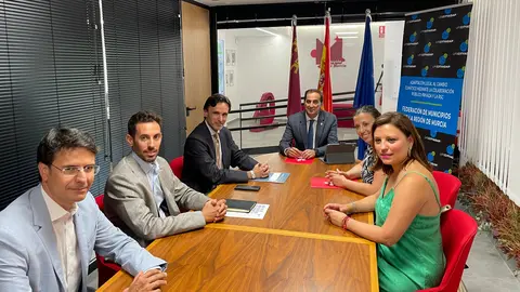Imagen de la reuni&oacute;n de Garc&iacute;a Montoro con la Federaci&oacute;n de Municipios de la Regi&oacute;n de Murcia (FMRM).