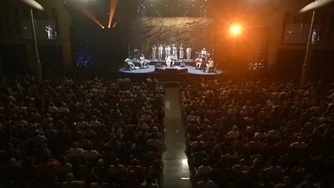 Actuaci&oacute;n de Pitingo con aforo lleno en el Cante de las Minas.