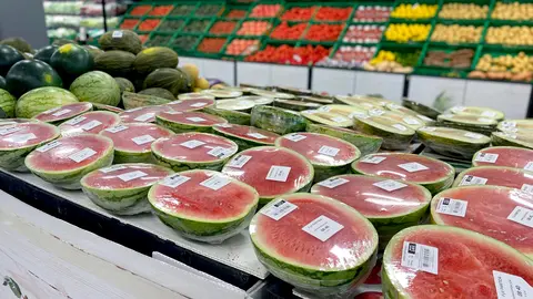 Sand&iacute;a partida en la secci&oacute;n de Fruta y Verdura de Mercadona.