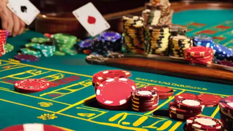 Especificidades del Juego de Casino en Espa&ntilde;a: Monedas Preferidas, M&eacute;todos de Pago, Juegos y Comparativa con el Mercado Argentino