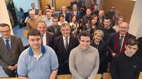 El consejero de Medio Ambiente, Universidades, Investigaci&oacute;n y Mar Menor, Juan Mar&iacute;a V&aacute;zquez, junto a algunos de los galardonados en olimpiadas cient&iacute;ficas a nivel nacional de ediciones anteriores, en un acto que tuvo lugar en la consejer&iacute;a el pasado mes de enero.
