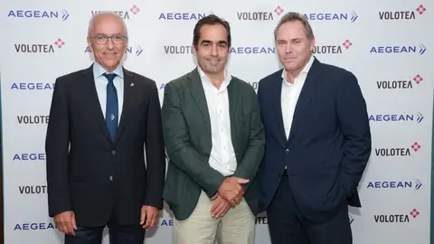 De izquierda a derecha, Dimitris Gerogiannis, CEO de Aegean Airlines; Carlos Mu&ntilde;oz, CEO y fundador de Volotea y Eftichios Vassilakis, Presidente de Aegean Airlines.