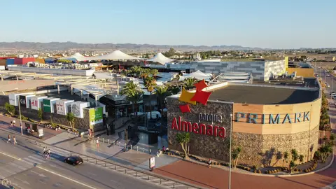 Imagen a&eacute;rea del centro comercial Parque Almenara de Lorca.