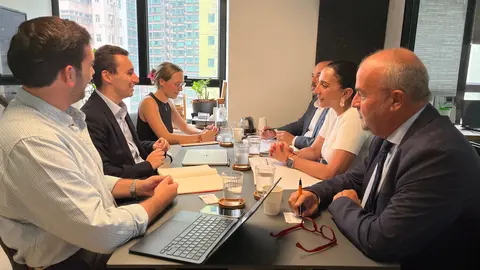 La consejera Sara Rubira en la reuni&oacute;n que ha mantenido con David Romero, director general de la C&aacute;mara de Comercio de Espa&ntilde;a en Hong Kong, y el resto de su equipo.