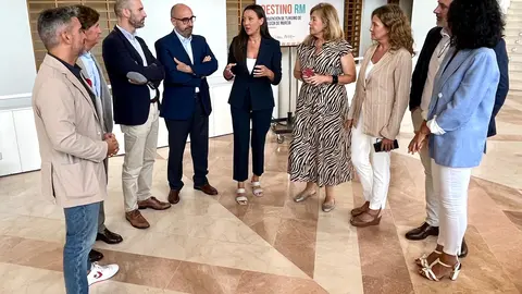 La consejera Carmen Conesa, con asistentes al acto de presentaci&oacute;n de la I Convenci&oacute;n de Turismo de la Regi&oacute;n de Murcia.