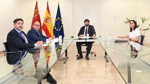 El presidente del Gobierno de la Regi&oacute;n de Murcia, Fernando L&oacute;pez Miras, se re&uacute;ne con el presidente de la Asociaci&oacute;n Interprofesional de Lim&oacute;n y Pomelo (Ailimpo), Jos&eacute; Hern&aacute;ndez.