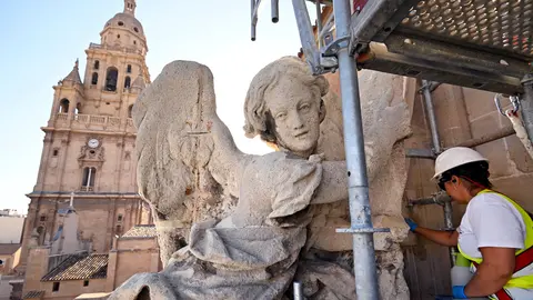 Personal de Orthem realizando trabajos en la Catedral de Murcia.