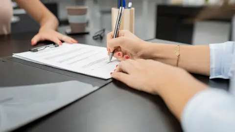 Firma de un contrato de trabajo. (Archivo)