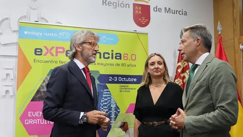 Los consejeros de Econom&iacute;a, Hacienda, Fondos Europeos y Transformaci&oacute;n Digital, Luis Alberto Mar&iacute;n, y de Pol&iacute;tica Social, Familias e Igualdad, Conchita Ruiz, y el alcalde de Lorca, Fulgencio Ruiz, durante la presentaci&oacute;n del encuentro tecnol&oacute;gico para personas mayores 'eXPeriencia6.0'.