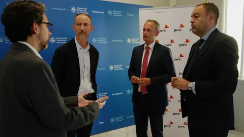 El rector de la UPCT, Mathieu Kessler; el director en la Regi&oacute;n de Murcia de PwC, Javier Celdr&aacute;n, y el s&eacute;nior manager, Fernando L&oacute;pez Rom&aacute;n, rubrican el acuerdo de colaboraci&oacute;n entre la universidad y la empresa.