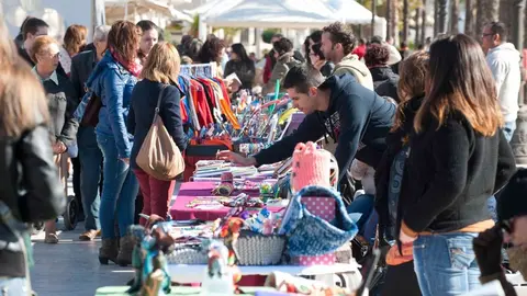 Imagen de archivo del Mercadillo de Artesan&iacute;a Juvenil en el Puerto de Cartagena.