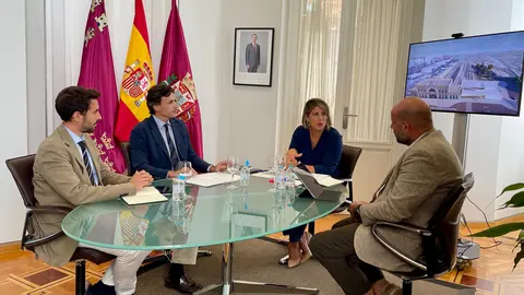 El secretario general de la Consejer&iacute;a de Fomento e Infraestructuras, Jos&eacute; Francisco Lajara; el consejero Jorge Garc&iacute;a Montoro; la alcaldesa Noelia Arroyo; y el concejal de Presidencia, Urbanismo e Infraestructuras del Ayuntamiento de Cartagena, Diego Ortega.