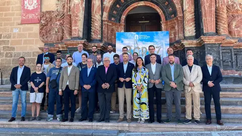 La consejera Carmen Conesa, ante la fachada de la Bas&iacute;lica de la Vera Cruz tras la presentaci&oacute;n de la Regata 'Camino de la Cruz Punta Este'.