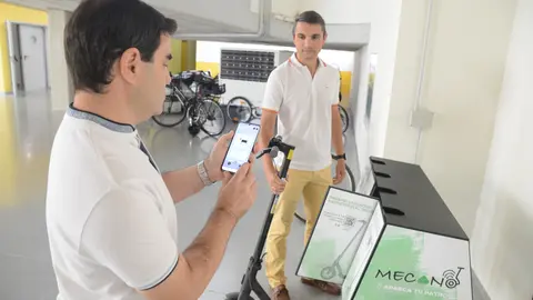 Los investigadores Jes&uacute;s Rubio y Jos&eacute; Santa probando la aplicaci&oacute;n para reservar los puntos de carga y estacionamiento seguro.