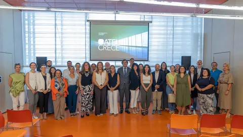 Fotograf&iacute;a de familia durante la presentaci&oacute;n del v&iacute;deo corporativo.