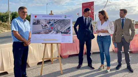 En el centro, el consejero de Fomento e Infraestructuras, Jorge Garc&iacute;a Montoro, y la alcaldesa de Fortuna, Catalina Herrero, durante la visita a las obras de construcci&oacute;n de una glorieta.