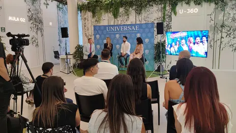 Los actores Alejo Sauras y Vanesa Romero, junto Paloma Tejero, productora de la pel&iacute;cula 'Hotel Bitcoin' durante su visita a Universae.
