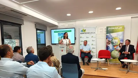 La consejera Sara Rubira, durante la inauguraci&oacute;n de la jornada &lsquo;Lechuga rentable y sostenible: soluciones innovadoras avanzadas&rsquo;, que organiza Agritech con la colaboraci&oacute;n de Proexport.