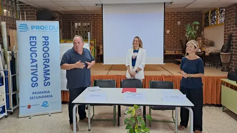La directora general de Recursos Humanos, Planificaci&oacute;n Educativa e Innovaci&oacute;n, Carmen Balsas, y la directora de la Fundaci&oacute;n Vodafone, Gloria Placer, distribuyeron hoy los kits del programa 'DigiCraft' en el colegio Federico de Arce de Murcia.