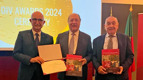 Foto de los coordinadores de la publicaci&oacute;n de Cajamar galardonada por la OIV.