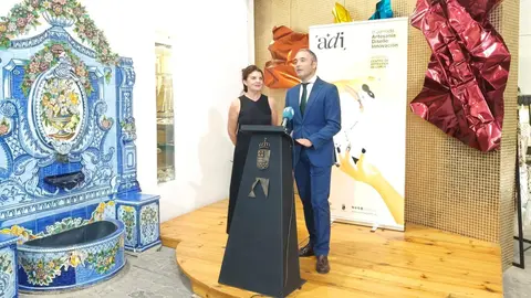 El director general de Oficios Artesanales, Rafael G&oacute;mez, y la presidenta de la Asociaci&oacute;n de Dise&ntilde;adores y Profesionales de la Comunicaci&oacute;n Publicitaria de la Regi&oacute;n de Murcia, Juana Valc&aacute;rcel.