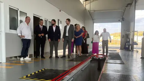 El consejero de Medio Ambiente, Juan Mar&iacute;a V&aacute;zquez, junto al alcalde de La Uni&oacute;n, Joaqu&iacute;n Zapata, en la inauguraci&oacute;n de la nueva estaci&oacute;n de la ITV.