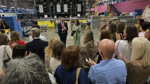 Imagen durante la visita de la presidenta del Colegio General de Farmac&eacute;uticos de Murcia, Paula Pay&aacute;, a las instalaciones centrales de Hefame en Santomera.