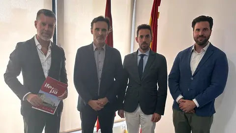 El consejero de Fomento e Infraestructuras, Jorge Garc&iacute;a Montoro, y el director de Ifepa, Antonio Miras, reunidos para abordar la celebraci&oacute;n de la pr&oacute;xima Feria de la Construcci&oacute;n, Sostenibilidad y Rehabilitaci&oacute;n-FECONS.