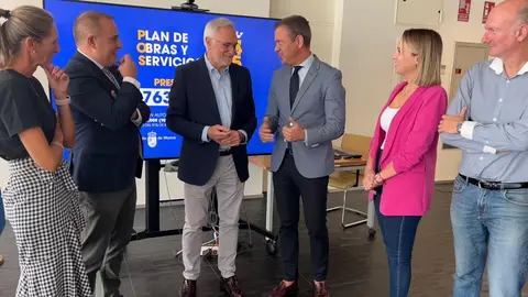 El consejero de Presidencia, Portavoc&iacute;a, Acci&oacute;n Exterior y Emergencias, Marcos Ortu&ntilde;o, habla con el alcalde de Torre Pacheco, Pedro &Aacute;ngel Roca, en presencia del director general de Administraci&oacute;n Local, Francisco Abril, y concejales del ayuntamiento.