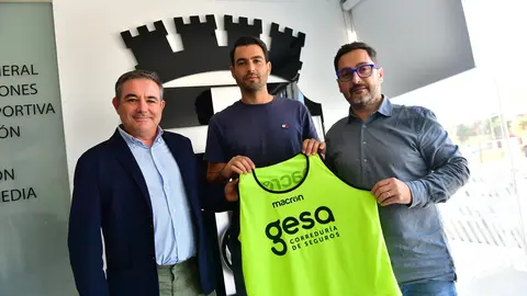 Imagen durante la renovaci&oacute;n del acuerdo con la presencia del presidente de Gesa, Mariano Albaladejo,mel presidente del club, Paco Belmonte, y el jugador del FC Cartagena, Andy Rodr&iacute;guez.