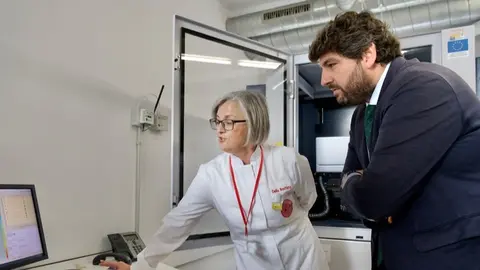 Imagen de archivo de L&oacute;pez Miras en una visita el &Aacute;rea Cient&iacute;fica y T&eacute;cnica de Investigaci&oacute;n de la Universidad de Murcia.