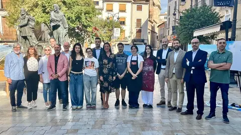 La consejera Carmen Conesa y el alcalde de Caravaca de la Cruz, Jos&eacute; Francisco Garc&iacute;a, con asistentes al acto de presentaci&oacute;n del D&iacute;a Mundial del Turismo.