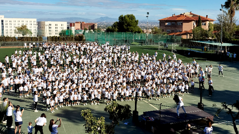 1.500 alumnos de Murcia y la Vega Baja de Alicante estrechan lazos con 16 pa&iacute;ses en el D&iacute;a Mundial del Bienestar