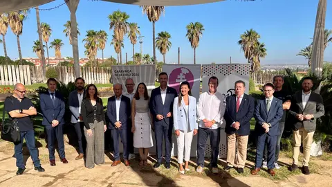 La consejera Carmen Conesa junto al resto de asistentes a la presentaci&oacute;n de las Cocinas del Jubileo.