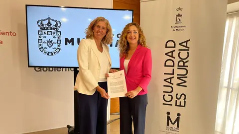 Imagen durante la presentaci&oacute;n del reconocimiento por parte de la concejal de Empleo, Mercedes Bernab&eacute;, y la concejal de Mujer, Ascensi&oacute;n Carre&ntilde;o.