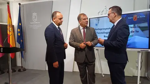 El consejero de Investigaci&oacute;n, Juan Mar&iacute;a V&aacute;zquez, con el director general de Universidades e Investigaci&oacute;n, Antonio Caballero, y el director de la Fundaci&oacute;n S&eacute;neca, Antonio Gonz&aacute;lez, durante la presentaci&oacute;n del inicio del periodo de consulta previa del Anteproyecto de Ley de Ciencia, Tecnolog&iacute;a e Innovaci&oacute;n de la Regi&oacute;n de Murcia.