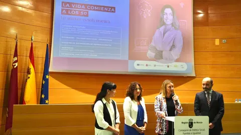 La consejera de Pol&iacute;tica Social, Familias e Igualdad, Conchita Ruiz, durante la presentaci&oacute;n del programa 'Impulso Mujer + 50'.