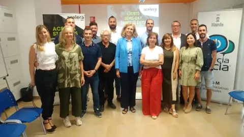 La concejal Mercedes Bernab&eacute; junto a los emprendedores murcianos participantes en el programa Acelera Startups.