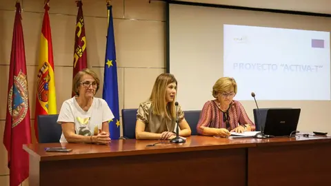 La edil de Desarrollo Local y Empleo del ayuntamiento de Lorca, Rosa Mar&iacute;a Medina, durante el acto de entrega de los diploma acreditativos del programa 'Activa-T'.