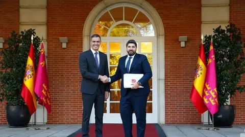 Pedro S&aacute;nchez y L&oacute;pez Miras en la entrada de la Moncloa.