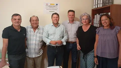El director general de Producci&oacute;n Agraria, Ganadera y Pesquera , Juan Pedro Vera, durante la visita a la oficina de asesoramiento de El Mirador (San Javier).